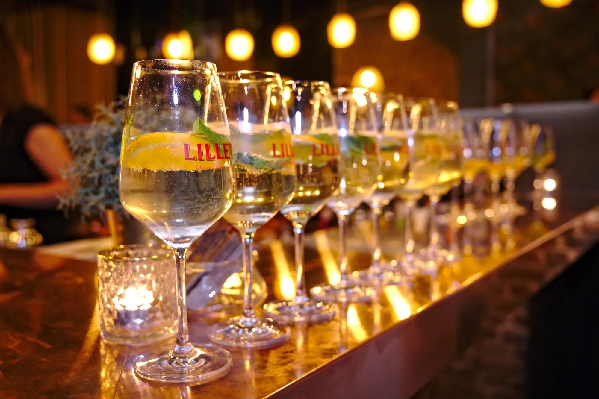 Verres de cocktail au bar du BOA Karaoké
